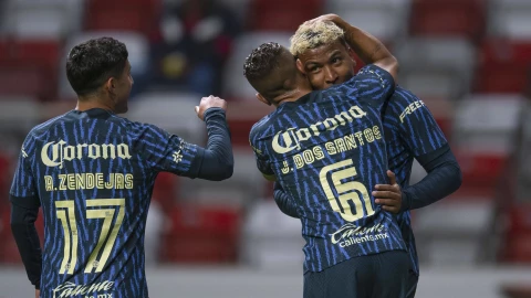 Roger Martinez festeja gol de la Copa por México con Jonathan Dos Santos y Zendejas