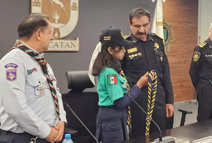 Intercambio de insignias policiales y scouts en nombramiento de la SSP por un día