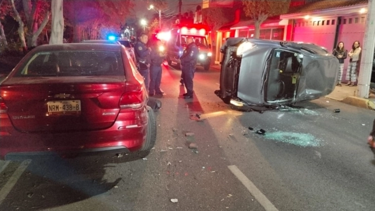 Aparatosa volcadura choque intensa movilización emergencia Coyoacán CDMX Mientras Dormía