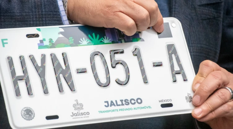 Placas estilo “collage” serán la únicas que podrán circular en Jalisco a partir de 2026