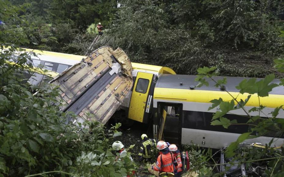 Tren se descarrila en Baden-Wurtemberg, Alemania; reportan 3 muertos y decenas de heridos 