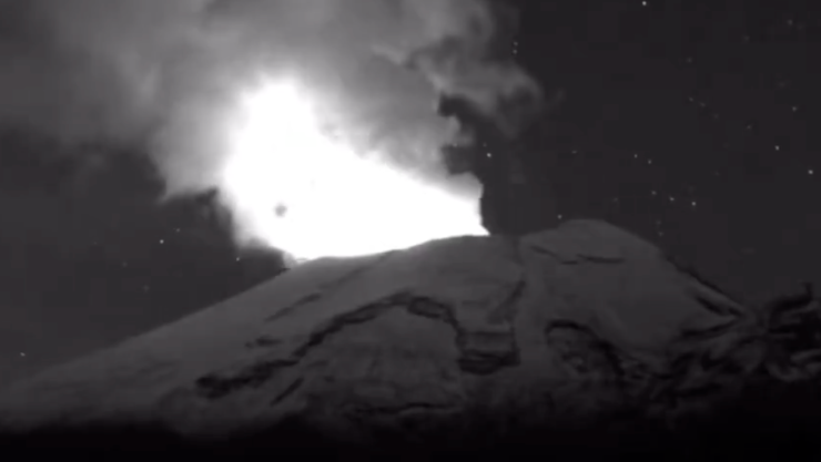 Volcán Popocatépetl emite LUMINOSA fumarola hoy jueves