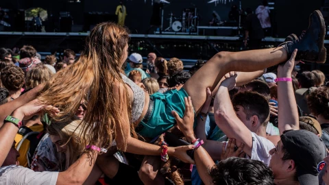 Personas disfrutando en el Lollapalooza de Chicago.