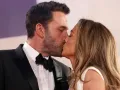 JLO y Ben besando.jpg