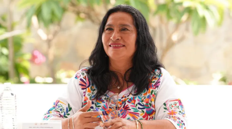 Abelina López Rodríguez durante conferencia