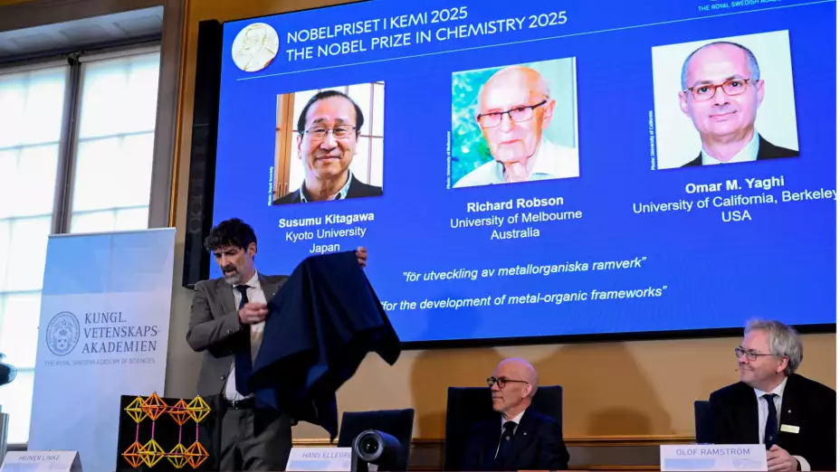 Galardonados con el Nobel de Química, Susumu Kitagawa, Richard Robson y Omar Yaghi, en pantalla.