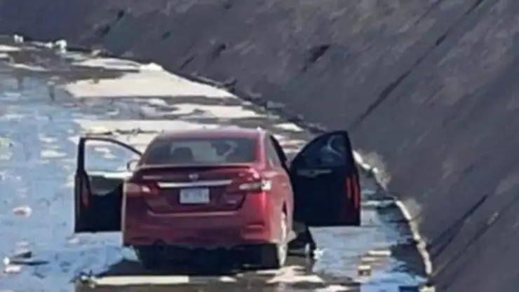 Conductora cae al canal vialidad Los Nogales