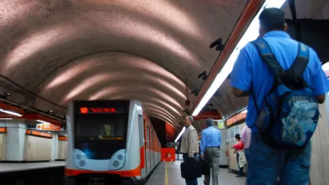 &iquest;Qu&eacute; hacer si se te cae algo a las v&iacute;as del Metro CDMX?