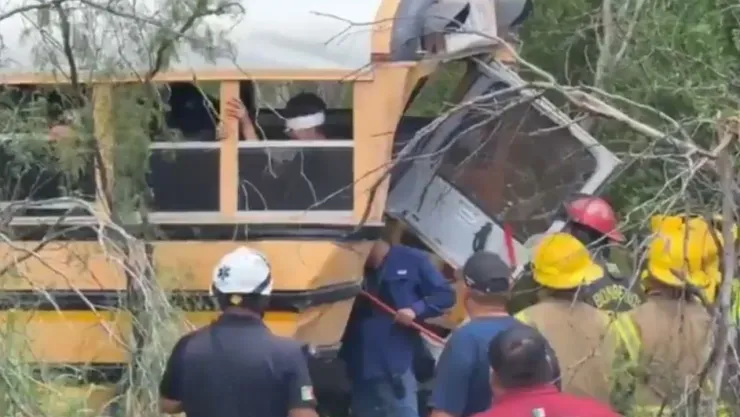 Video de choque de tráiler y autobús en Tamaulipas deja 20 estudiantes lesionados.jpg