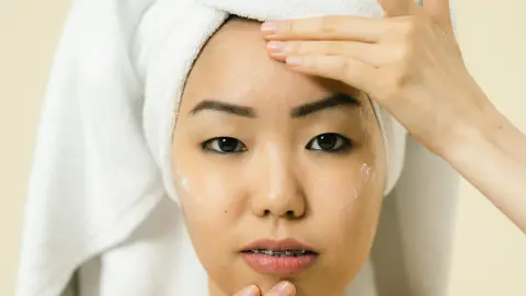 Aplicar una base ligera y corrector en crema en puntos específicos ayuda a obtener un acabado natural