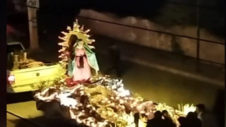 Causa polémica mujer disfrazada de la Virgen de Guadalupe y bailando en carro alegórico