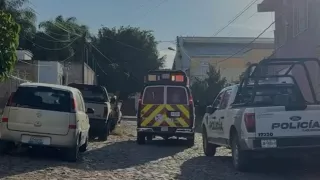 Sobre la caja de la patrulla quedaron los cuerpos de dos policías viales en el municipio de El Salto