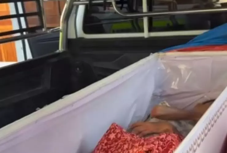 Una mujer de 65 años fue hallada con vida dentro de su ataúd en un templo de Nonthaburi, Tailandia