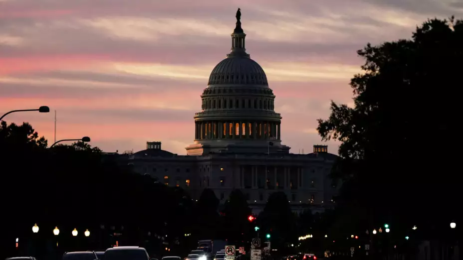 Vista del Capitolio de EU al amanecer en Washington.