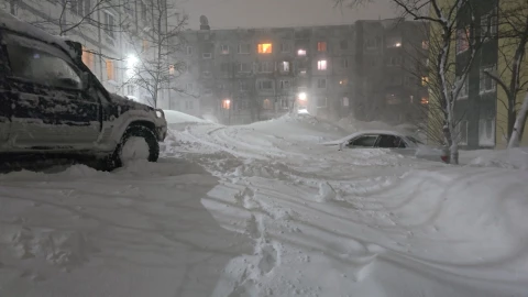 La nieve cubre los automóviles y los pisos inferiores de los edificios de apartamentos después de que una tormenta de nieve extrema azotara la ciudad de Petropavlovsk-Kamchatskiy, en el extremo oriental de Rusia, en esta imagen fija de un video tomado el 15 de enero de 2026
