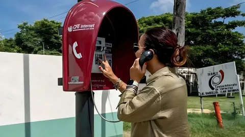 CFE instala teléfonos públicos en México