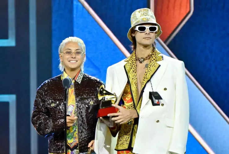 CA7RIEL y Paco Amoroso celebran su triunfo en los Latin Grammy 2025 con un beso que nadie vio venir