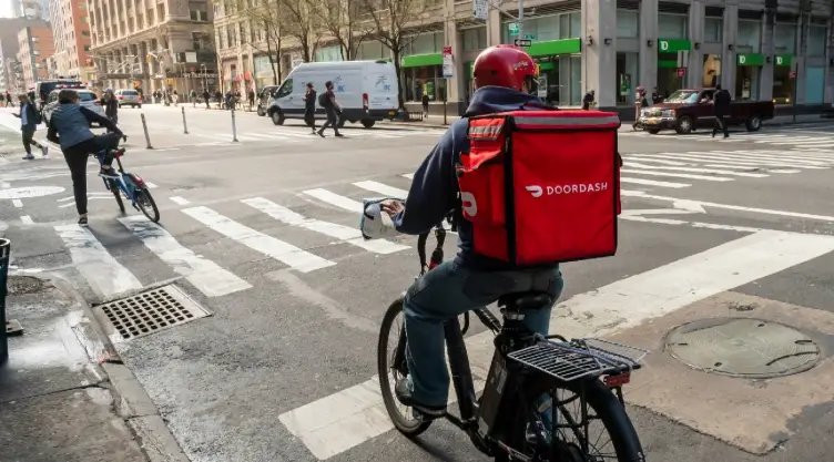 Repartidor de DoorDash trabajando