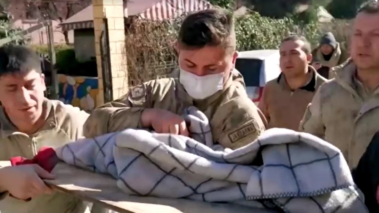 Rescatan a un recién nacido de los escombros en Turquía