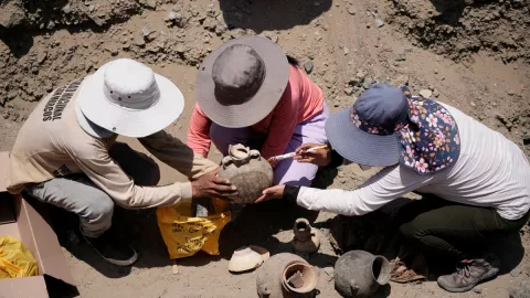 Encuentran tumbas preincas en Perú