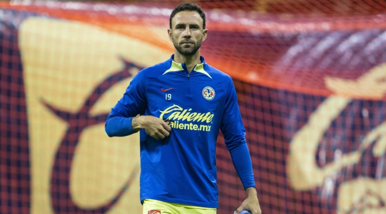 Miguel Layún en calentamiento del América