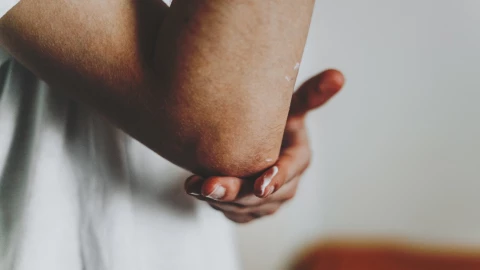 De esta manera puedes sacarte lo negro de los codos