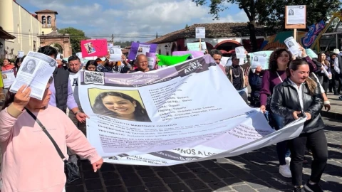Familiares y amigos marchan en P&aacute;tzcuaro tras desaparici&oacute;n de 5 j&oacute;venes