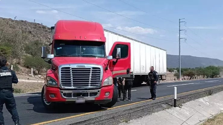 Intentan robar camión con mercancía valuada en más de 600 mil pesos, en San Luis de la Paz; así fue recuperado