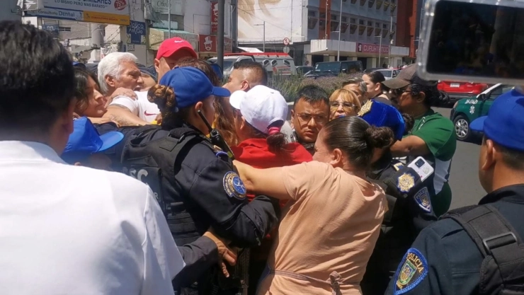 Se suscita riña entre policías y comerciantes del mercado Juárez en alcaldía Cuauhtémoc