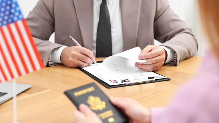 Persona hace trámites en Estados Unidos.