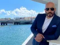 Lupillo Rivera con gafas..jpg