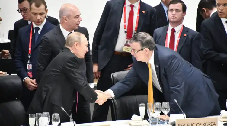 Marcelo Ebrard y Vladimir Putin