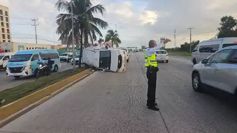 Accidente en Cancún hoy Reportan vehículo volcado en Boulevard Colosio este 10 de marzo
