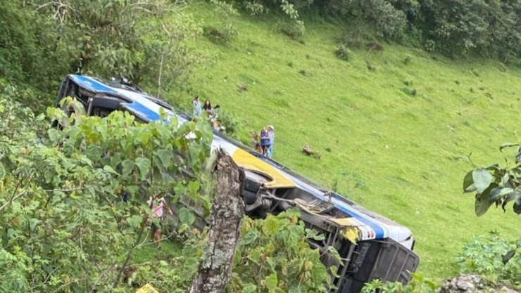 Autobús se accidenta en la carretera Zacapoaxtla-Cuetzalan hoy 15 de agosto de 2024