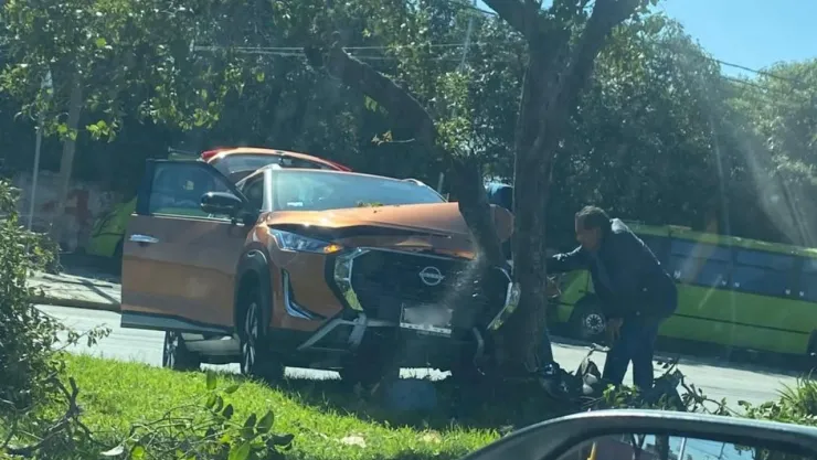 Auto se estrella contra árbol en bulevar Carmen Serdán hoy 14 de julio de 2026