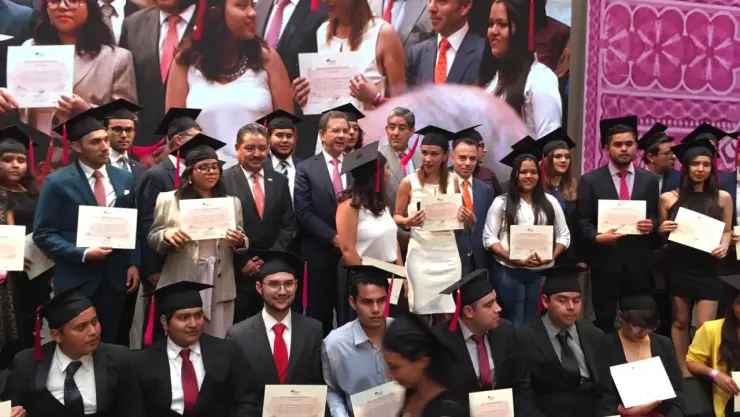 Se gradúan 143 beneficiarios del programa Becas Generación Bicentenario