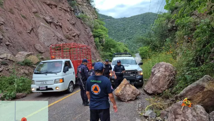 Derrumbe afecta tránsito en la carretera Tlapa–Puebla