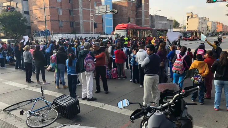 Estudiantes y padres de familia bloquean Eje 1 Poniente Guerrero 1