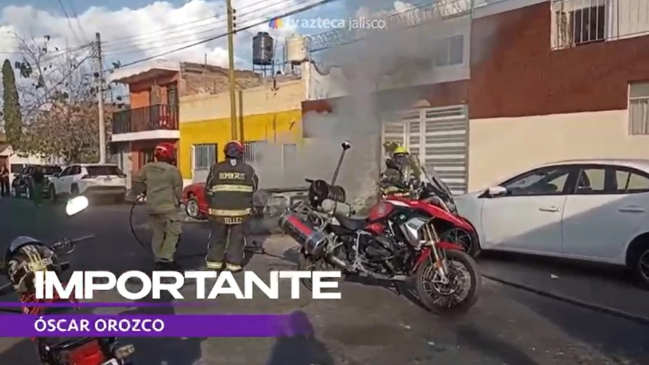 Auto envuelto en llamas en Guadalajara.jpg