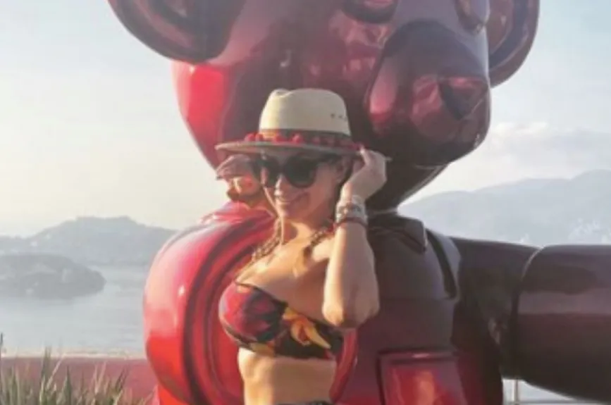 Aracely Arámbula posando con un oso.jpg