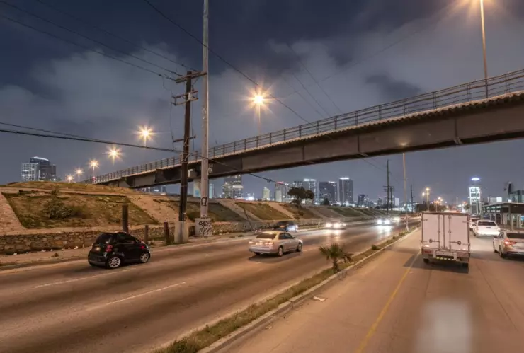 Aparatoso choque en Vía Rápida Oriente deja dos lesionados