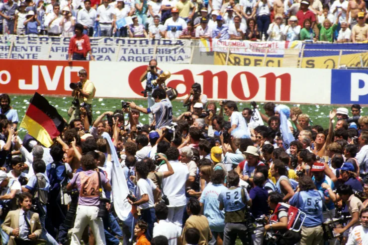 Diego Maradona dando la vuelta al mundo en el Estadio Azteca