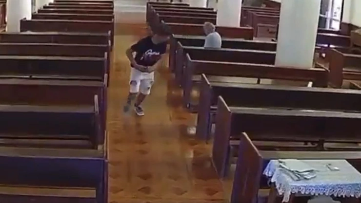 Sujeto le arrebata celular a viejito en Monterrey.jpg