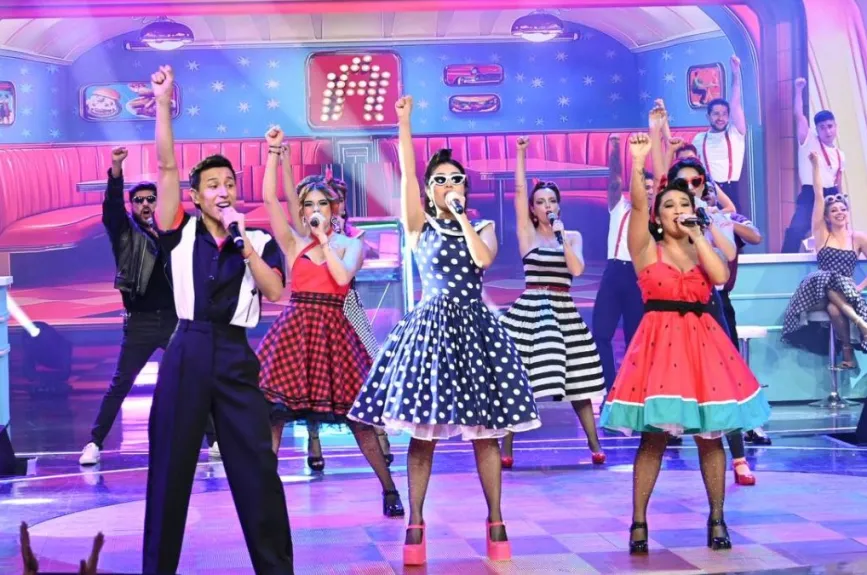¡El opening de la semifinal de La Academia 2024 fue simplemente espectacular! Esta vez, maestros y alumnos se unieron para interpretar el “Himno de La Academia” en una electrizante versión Rock and Roll que encendió el escenario.