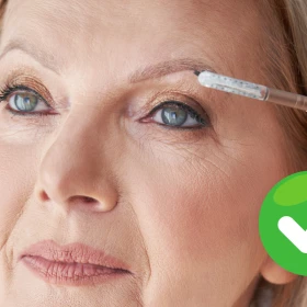 Cómo usar el delineador de plumón café para rellenar las cejas y levantar la mirada después de los 60