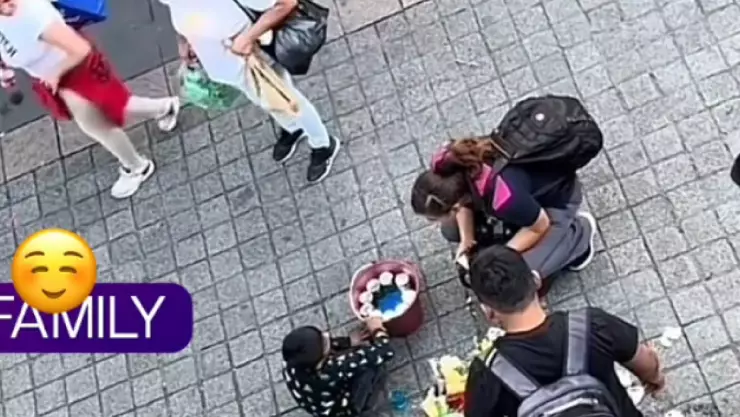 VIDEO_ Niño llora por tirar accidentalmente las gelatinas que vendía y los transeúntes hicieron esto