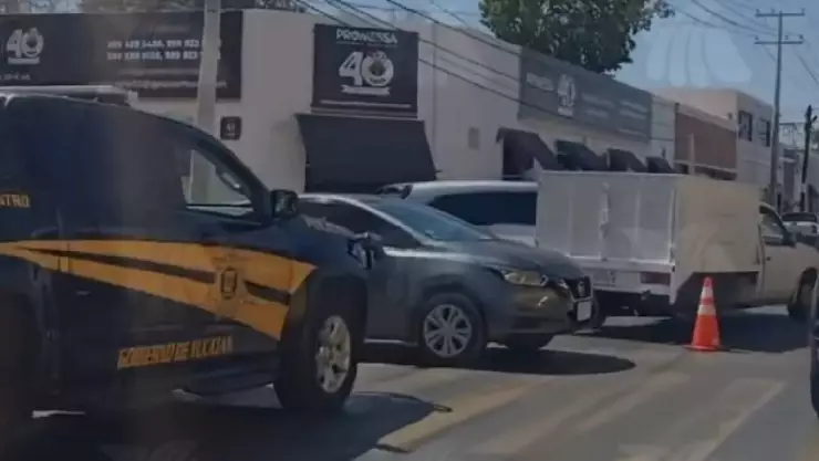 VIDEO_ Fuerte choque entre dos camioneta genera denso tráfico en el centro de Mérida