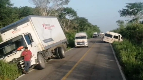 FOTO Reportan fuerte choque entre camión de carga y un taxi
