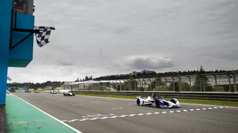 Algunos pilotos intentaron rebasar al británico en la última curva, pero no tuvieron éxito.