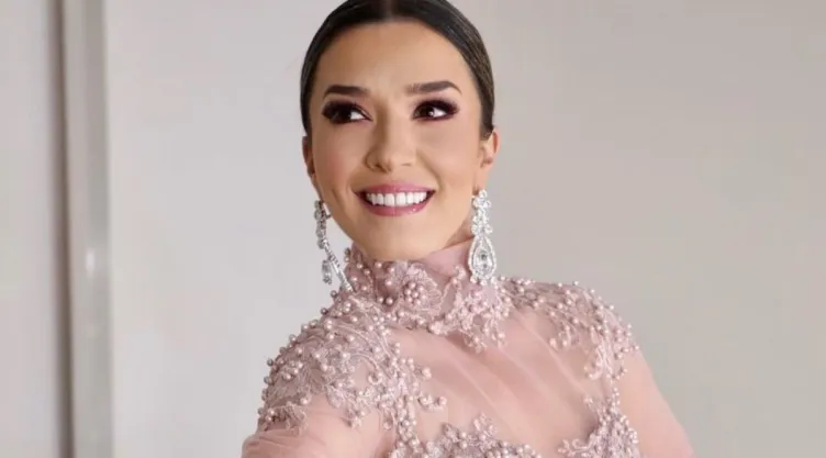 Nuestra querida conductora Laura G posa en diminuto vestido amarillo floreado y se vuelve tendencia.